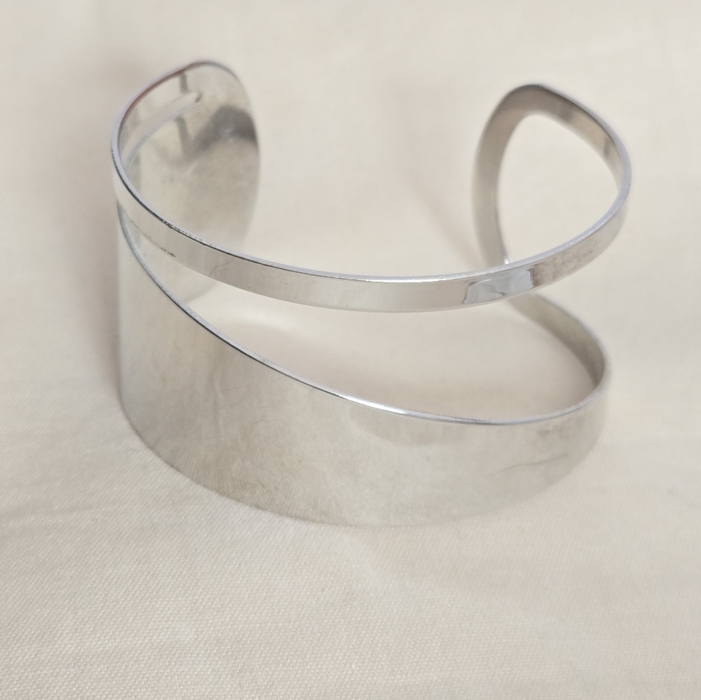 Elegant Silver Contemporary Cuff Bracelet And Ring Set - Picture 2 of 6